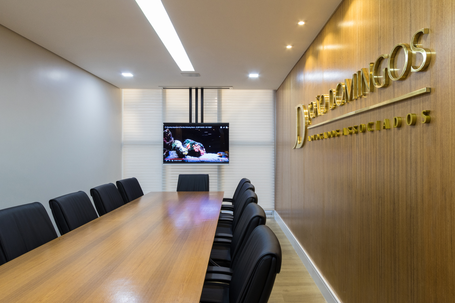 Sala executiva do escritório João Domingos Advogados Associados